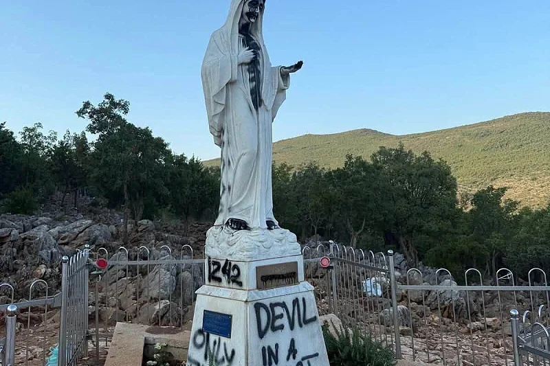 Figura Matki Bożej po akcie wandalizmu w Medjugorje.