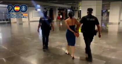 Policjanci prowadzą zatrzymaną kobietę na lotnisku Gran Canaria. Turystka jest podejrzewana o opuszczenie hotelu bez zapłacenia za pobyt all inclusive.