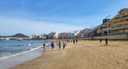 Turyści wypoczywają na plaży na Gran Canarii. Policja ostrzega przed działalnością kieszonkowców w popularnych kurortach wyspy.