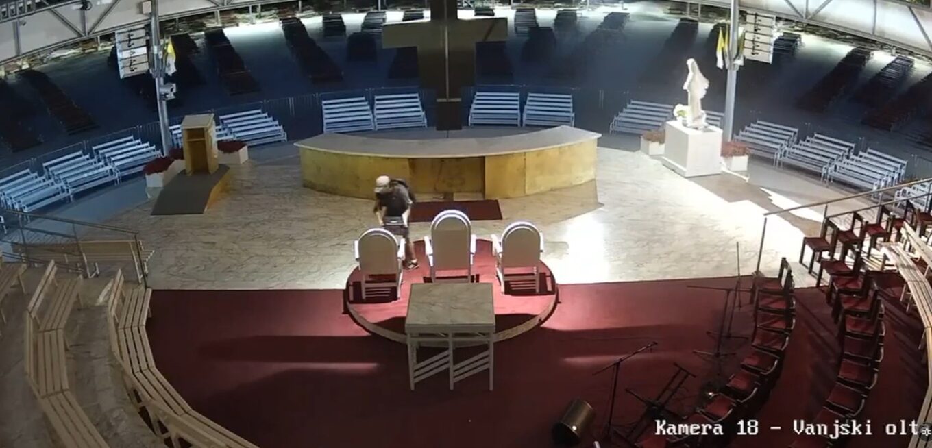 Monitoring kościoła św. Jakuba w Medjugorje. Mężczyzna z kanistrem przed podpaleniem ołtarza.