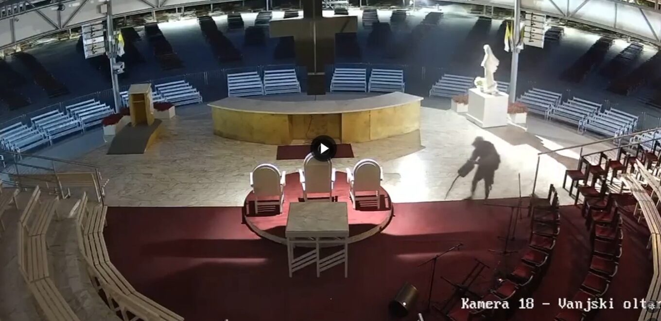 Monitoring pokazuje rozlewanie łatwopalnej substancji przy ołtarzu w Medjugorje.