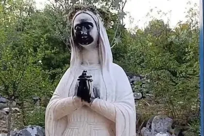 Polak w Medjugorje. Zdewastowana figura Matki Bożej oblana czarną farbą na Górze Objawień.