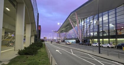 Wejście do Portu Lotniczego Gdańsk im. Lecha Wałęsy, z którego jesienią ruszą nowe połączenia Wizz Air i Ryanair