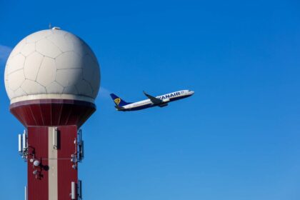 Samolot Ryanair podczas lotu nad Portem Lotniczym Gdańsk, skąd jesienią ruszą bezpośrednie loty do Porto