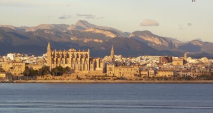 Widok na Stare Miasto w Palma de Mallorca. Protesty na Majorce ponownie wywołały dyskusję o masowej turystyce.