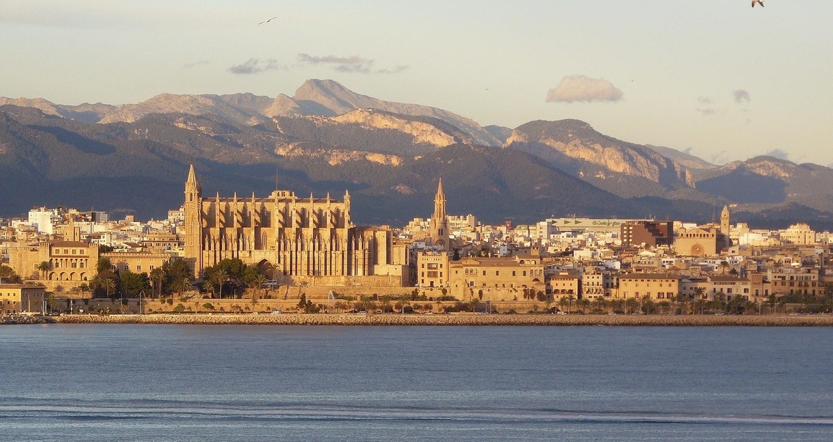 Widok na Stare Miasto w Palma de Mallorca. Protesty na Majorce ponownie wywołały dyskusję o masowej turystyce.