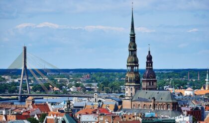Panorama Starego Miasta w Rydze. Łotwa notuje spadek liczby zagranicznych turystów.