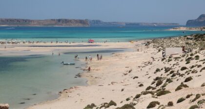 Susza w Grecji. Turyści na plaży i wybrzeżu Krety nad Morzem Śródziemnym