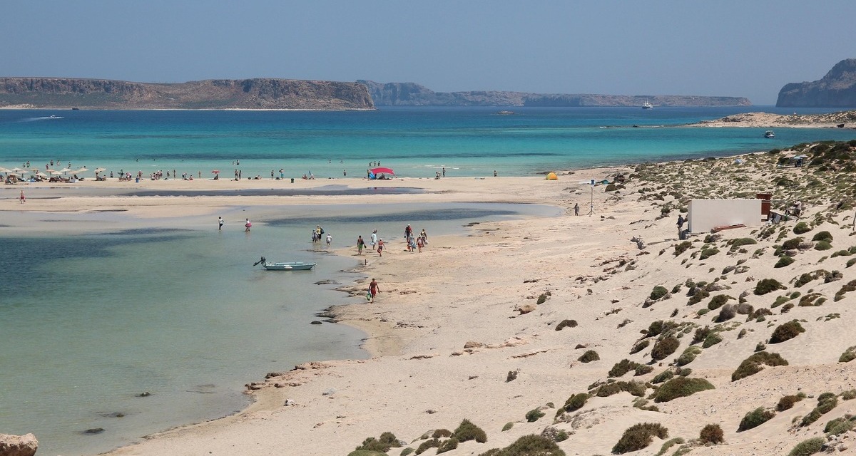 Susza w Grecji. Turyści na plaży i wybrzeżu Krety nad Morzem Śródziemnym