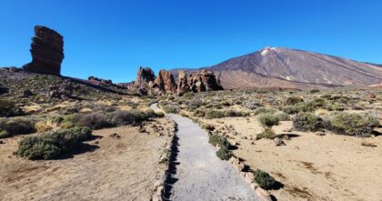 Roque Cinchado i Roques de García na tle wulkanu El Teide na Teneryfie, gdzie obowiązuje zakaz palenia na Teide