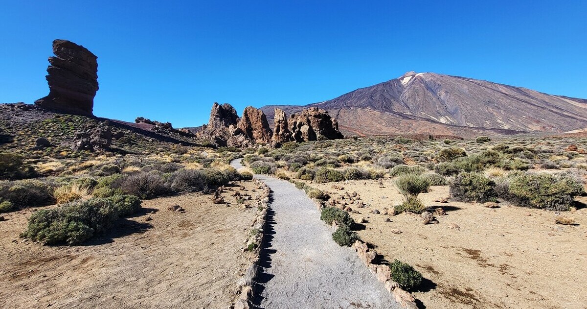 Roque Cinchado i Roques de García na tle wulkanu El Teide na Teneryfie, gdzie obowiązuje zakaz palenia na Teide