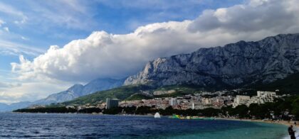 Bora w Chorwacji – wzburzone morze i chmury nad Biokovem w Makarskiej