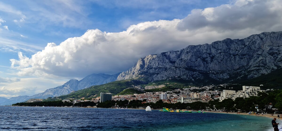 Bora w Chorwacji – wzburzone morze i chmury nad Biokovem w Makarskiej