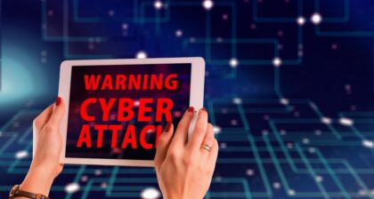 Cyberatak przez hotelowe Wi-Fi – grafika ilustracyjna