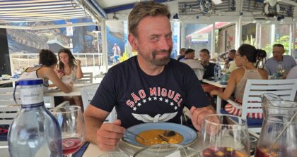 Gdzie dobrze zjeść na wakacjach. Marek Dąbrowski je zupę rybną w lokalnej restauracji w Los Cristianos na Teneryfie