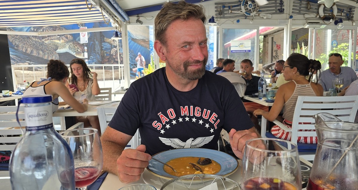 Gdzie dobrze zjeść na wakacjach. Marek Dąbrowski je zupę rybną w lokalnej restauracji w Los Cristianos na Teneryfie