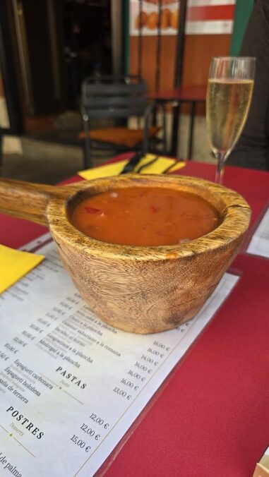 Gazpacho podane na drewnianym talerzu w lokalnym barze w San Sebastián de La Gomera