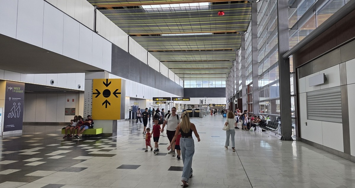 Terminal lotniska Gran Canaria na Wyspach Kanaryjskich z niewielką liczbą podróżnych