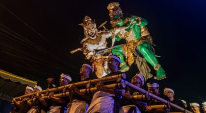Turysta w więzieniu na Bali. Ogoh-ogoh podczas procesji przed świętem Nyepi na Bali