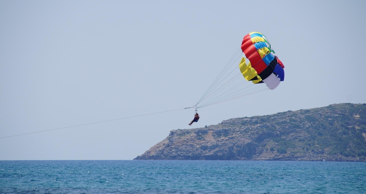 Tragedia podczas parasailingu. Parasailing – lot na spadochronie holowanym przez łódź - zdjęcie ilustracyjne