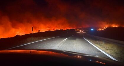 Pożar na Dugim Otoku – łuna ognia widziana z samochodu straży pożarnej
