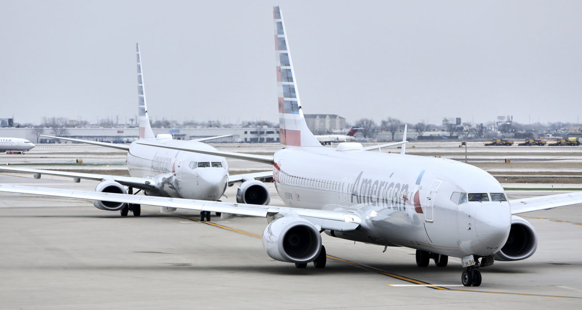 Pożar w samolocie – samolot American Airlines na płycie lotniska