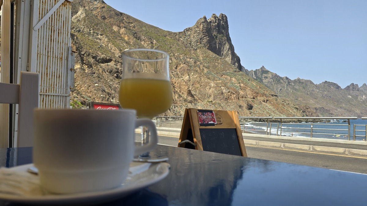 Kawa w restauracji przy Roque de la Bodega na Teneryfie z widokiem na góry i plażę