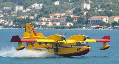 Śledztwo po pożarze pod Omišem. Samolot Canadair CL-415 podczas gaszenia pożaru pod Omišem w Chorwacji