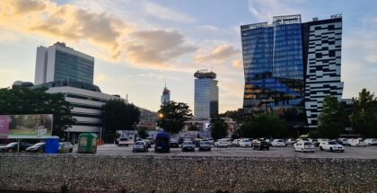 Tanie loty do Sarajewa – panorama centrum miasta nad Miljacką