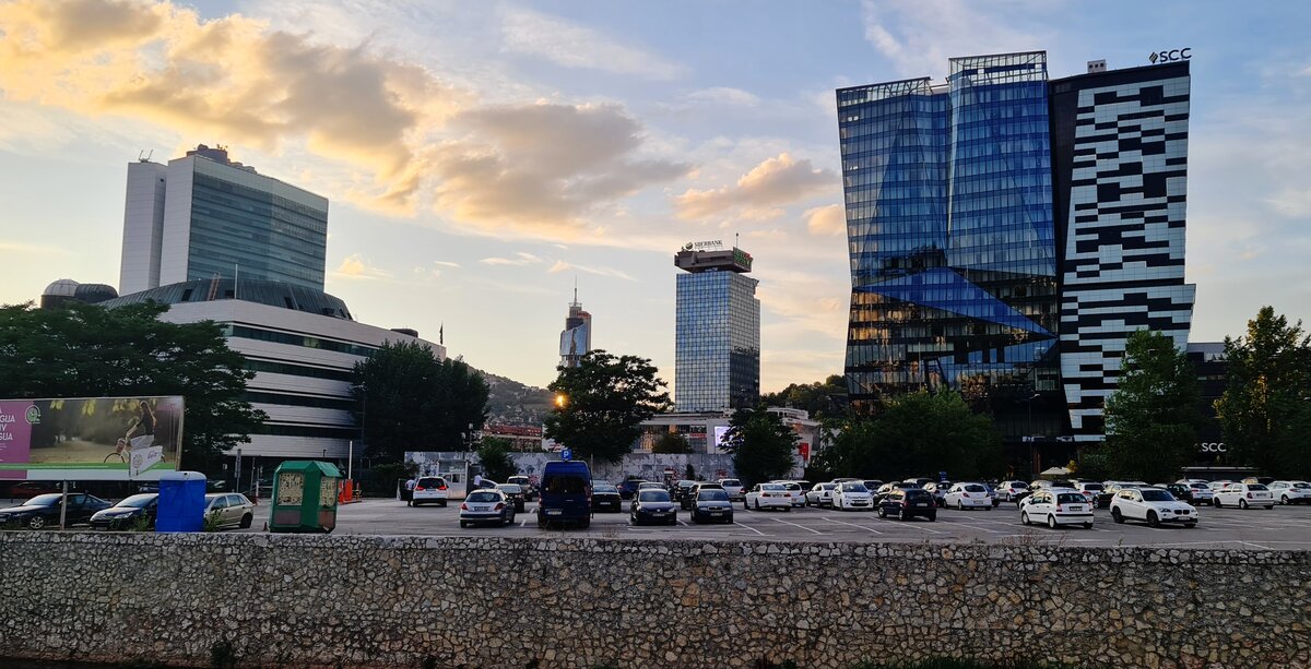 Tanie loty do Sarajewa – panorama centrum miasta nad Miljacką