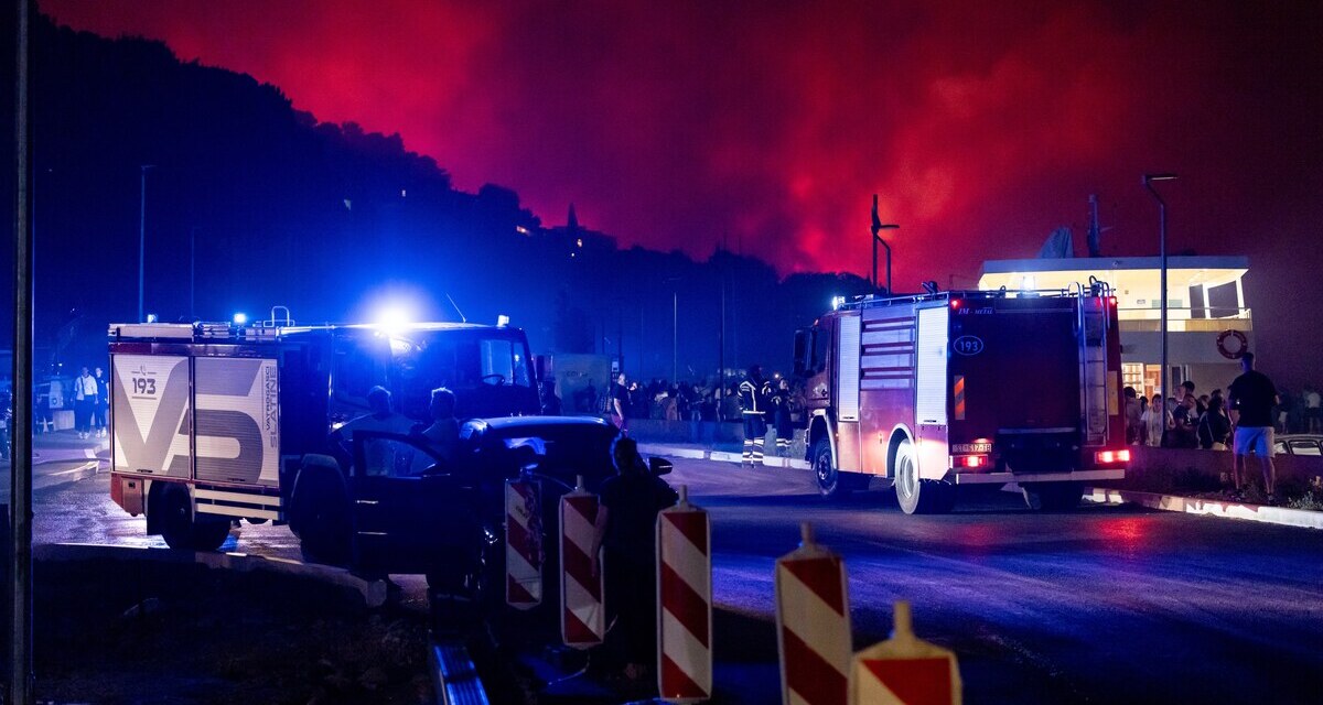 Tragedia pod Omišem – strażacy blokują drogę podczas pożaru