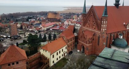 Warmińsko-Mazurski Czek Turystyczny 2026 – panorama Fromborka z katedrą i Mierzeją Wiślaną