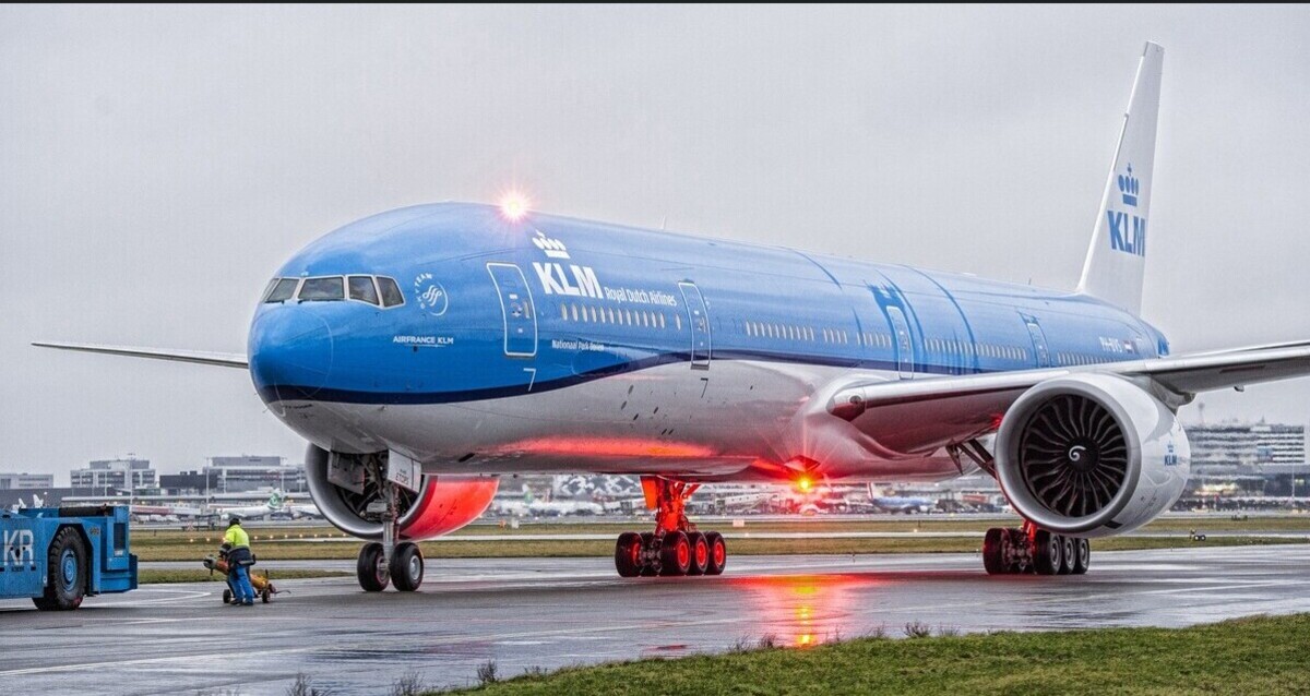 Powerbank w samolocie KLM – Boeing 777 linii KLM na lotnisku Schiphol