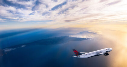 Alarm w samolocie i awaryjne lądowania – Airbus A330 Delta Air Lines. Taki model samolotu wykonywał rejs z Barcelony do Bostonu