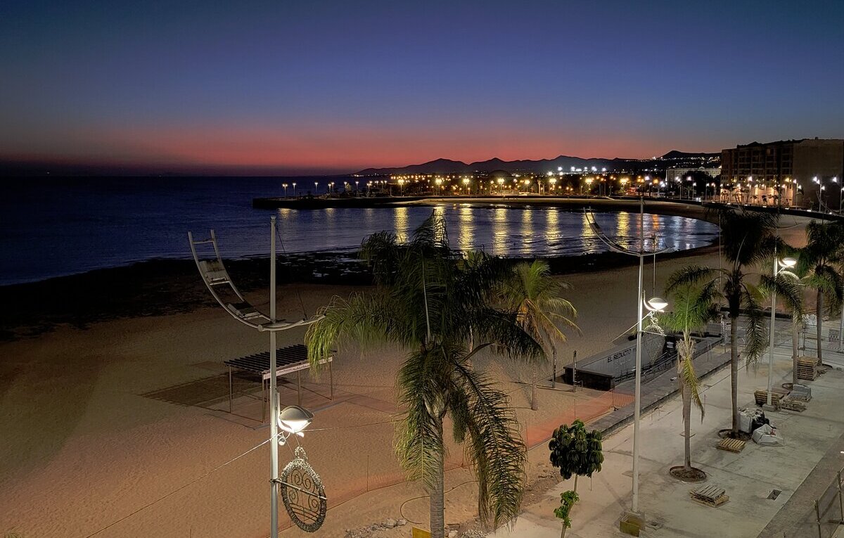 Plaża w Arrecife po zachodzie słońca na Lanzarote