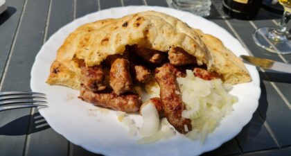 Ceny w Splicie. Porcja ćevapčići podana w Bośni i Hercegowinie