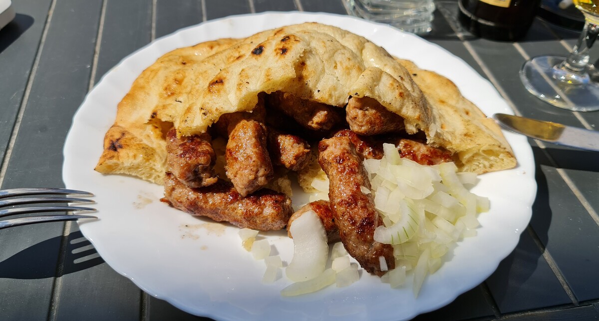 Ceny w Splicie. Porcja ćevapčići podana w Bośni i Hercegowinie