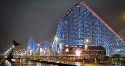 Czy kolejka górska jest niebezpieczna – oświetlony rollercoaster wieczorem