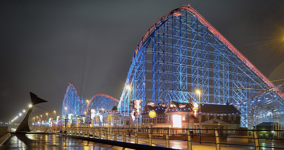 Czy kolejka górska jest niebezpieczna – oświetlony rollercoaster wieczorem