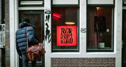 Dzielnica czerwonych latarni w Amsterdamie – mężczyzna przed jedną z witryn w De Wallen