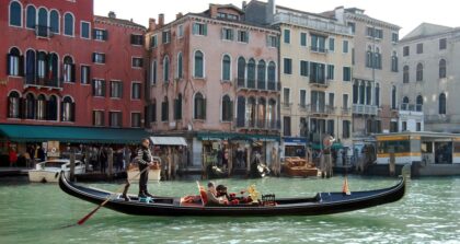Ile za wjazd do Wenecji w 2027 – gondolier i turyści w gondoli na kanale w Wenecji