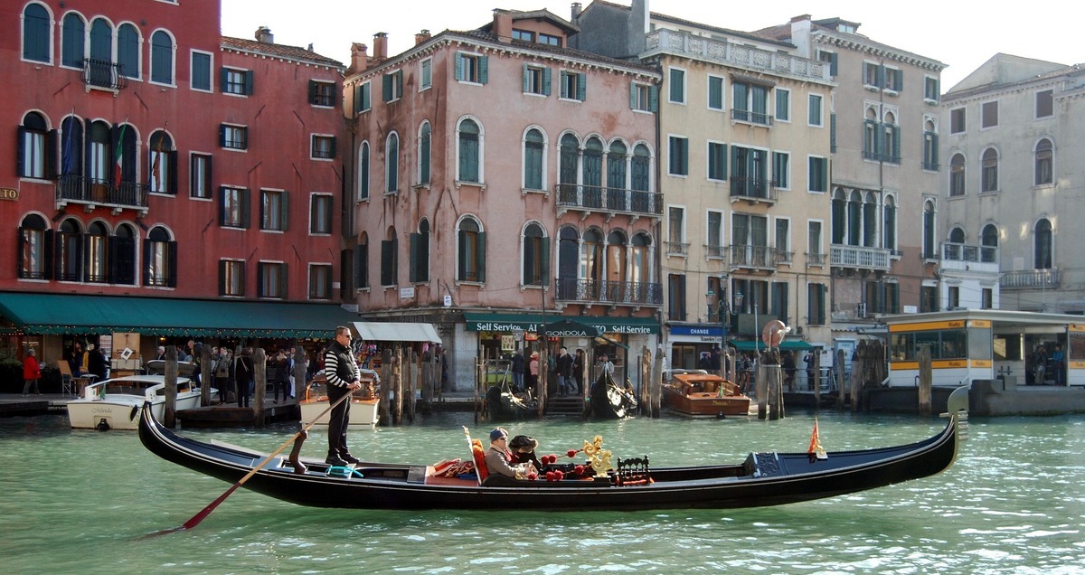 Ile za wjazd do Wenecji w 2027 – gondolier i turyści w gondoli na kanale w Wenecji