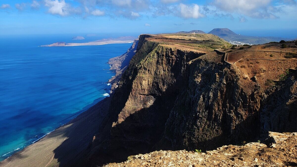 Lanzarote na wakacje – górski krajobraz w okolicach Haríi i Famary