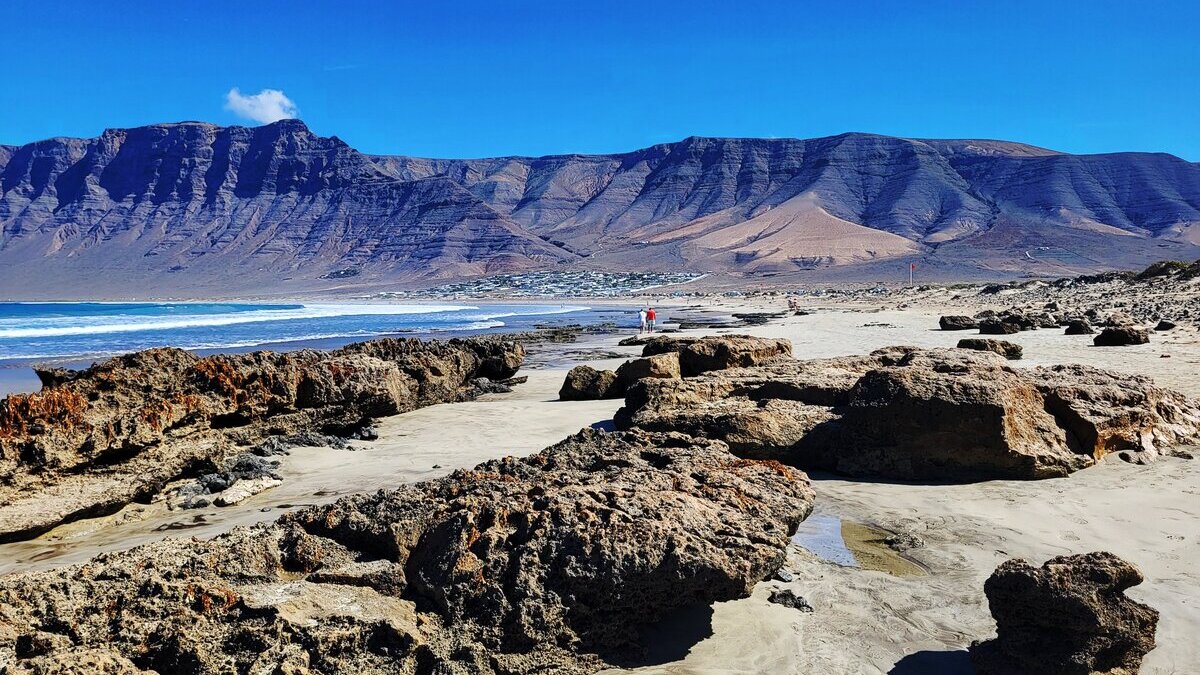 Lanzarote na wakacje – Playa de Famara, ocean i imponujące klify
