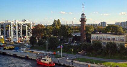 Latarnia morska w Gdańsku widziana z promu