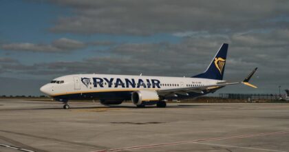 Loty Ryanair z Wrocławia zimą. Samolot Ryanair stojący na płycie lotniska