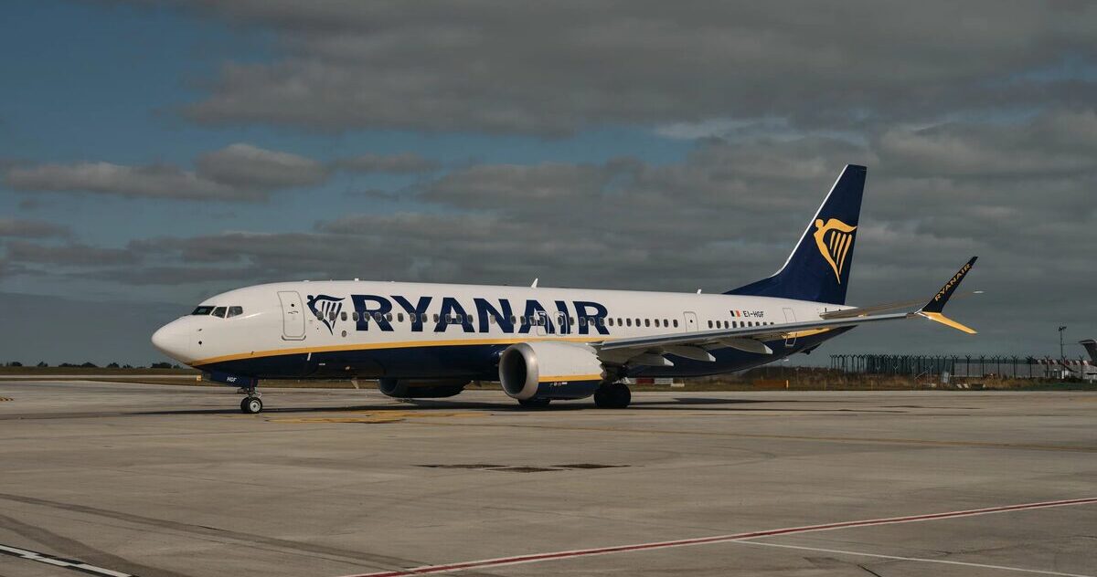 Loty Ryanair z Wrocławia zimą. Samolot Ryanair stojący na płycie lotniska