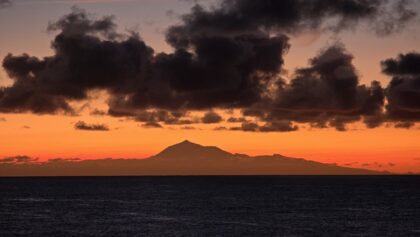 Magma pod Teneryfą. Wulkan Teide na Teneryfie widziany z La Palmy o wschodzie słońca