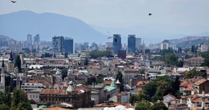 Rekordowy sezon w Sarajewie – panorama miasta widziana z Vratnika