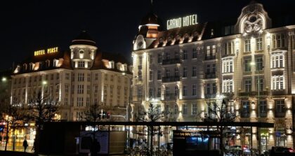Rezerwacja hotelu w Polsce – nocne fasady hoteli Mövenpick i Piast we Wrocławiu